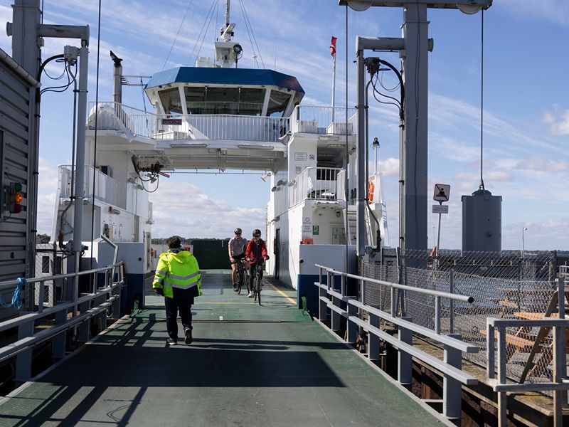 Maja und Felix fahren mit den Fahrrädern von der Fähre