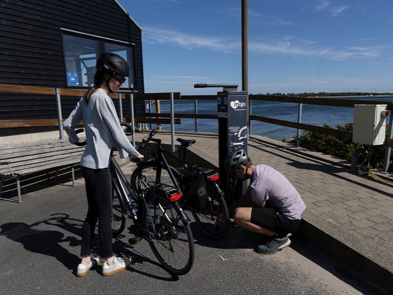 Maja und Felix pumpen die Reifen der Fahrräder auf