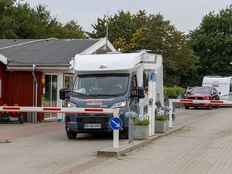 Maja und Felix kommen auf dem Horsens City Camping an, gefolgt vom Gespann der Familie.