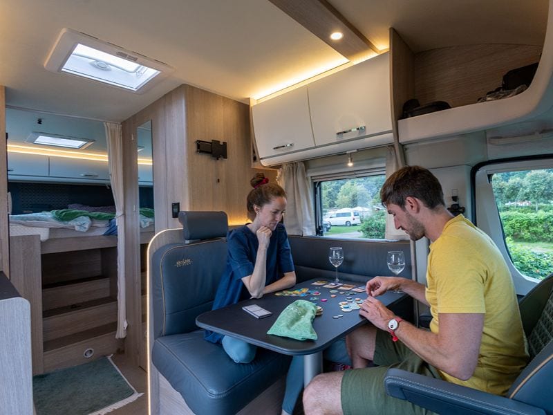 Blick vom Sitzbereich, wo Maja und Felix ein Spiel spielen in den Schlafbereich