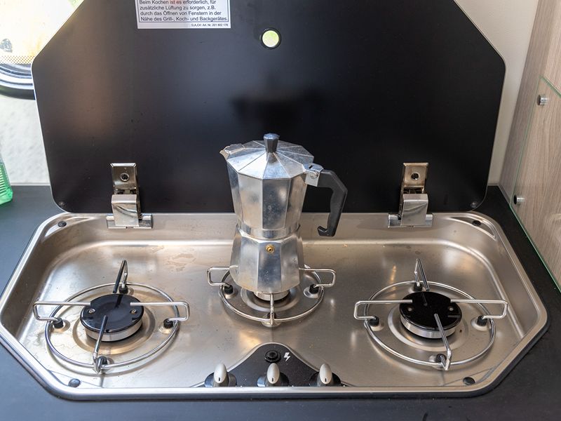 Der Dreiflammenkocher mit grauer Espressmschiene