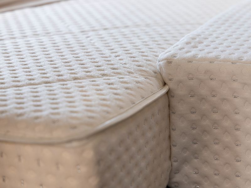 Höhenunterschied zwischen Matratze und Schubelement. 