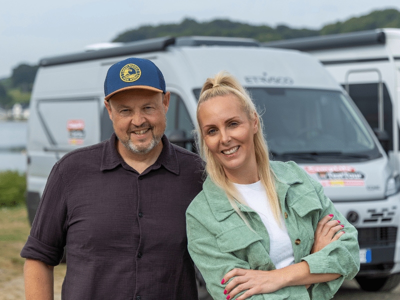 Ricarda und Lars stehen vor dem Van, dem Etrusco CV 600 SB