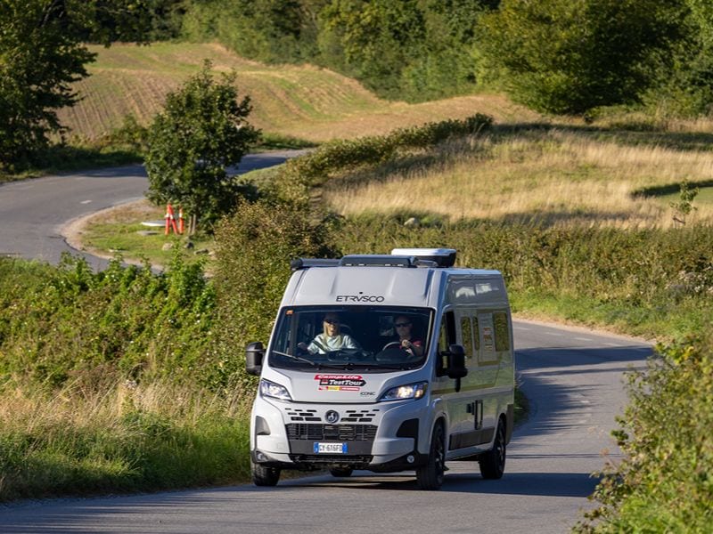 Ricarda und Lars sitzen in einer kurvigen Straße in ihrem Etrusco CV 600 SB