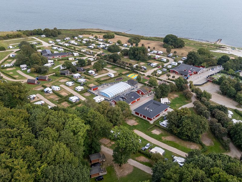 Drohnenansicht des Horsens City Camping am Horsens Fjord