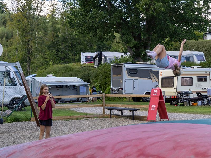 Miriam mach einen Salto auf dem Trampolin und Leonie filmt dabei