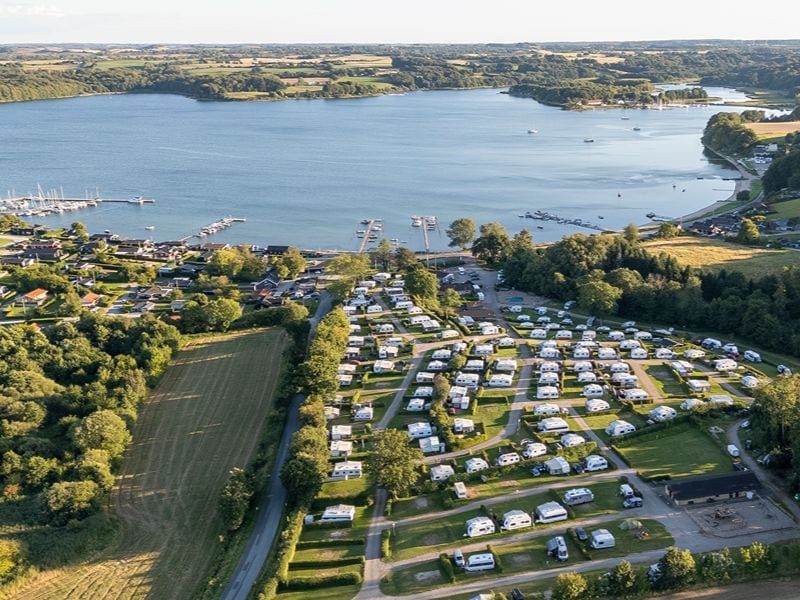 Dronenansicht des Sonderballe Strand Camping 