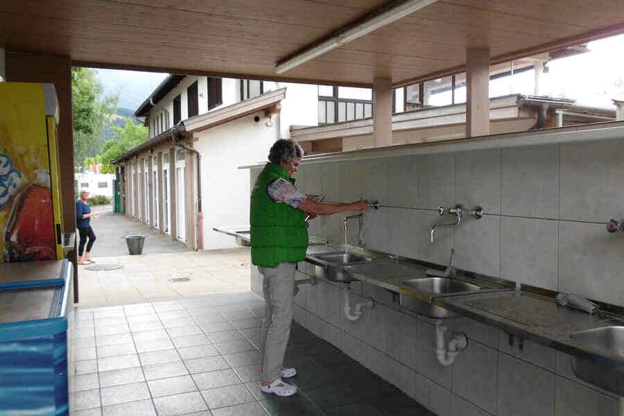 ACSI Inspektor überprüft die Wasserhähne