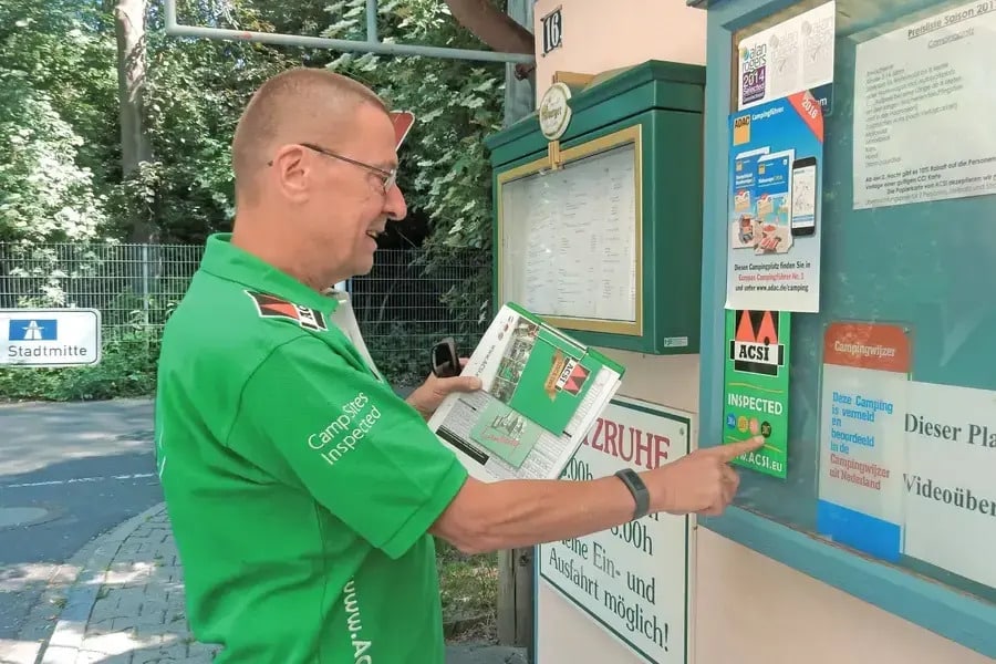 ACSI Inspektor bringt den ACSI Inspected Sticker an