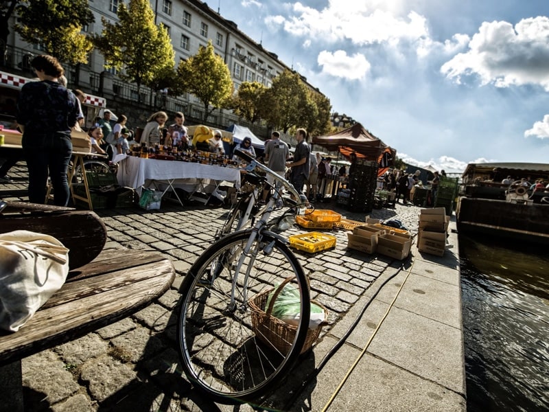 Bauernmarkt an der Náplavka-Promenade