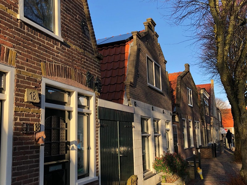 Charmante alte Häuser reihen sich in Terschelling an einander.