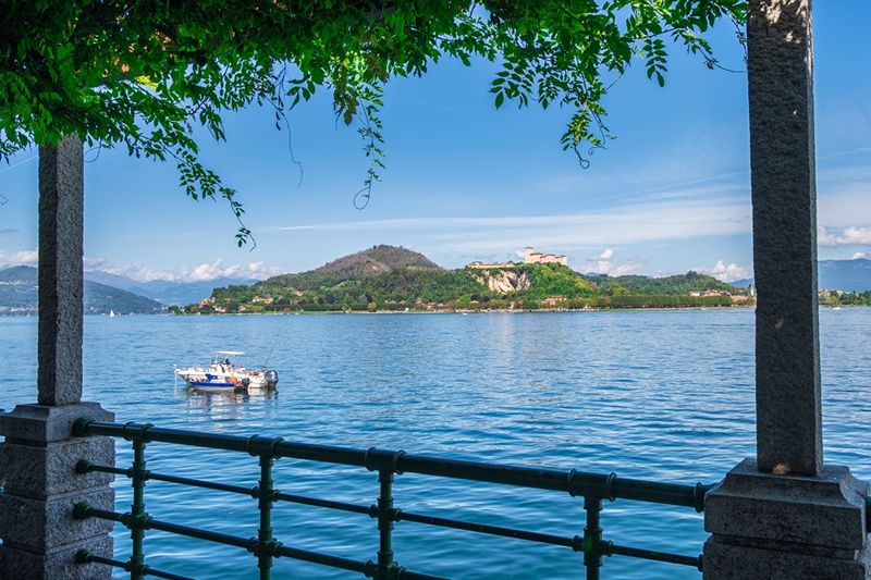 Uitzicht vanaf de boulevard van Arona op de Rocca Borromea aan het Lago Maggiore.