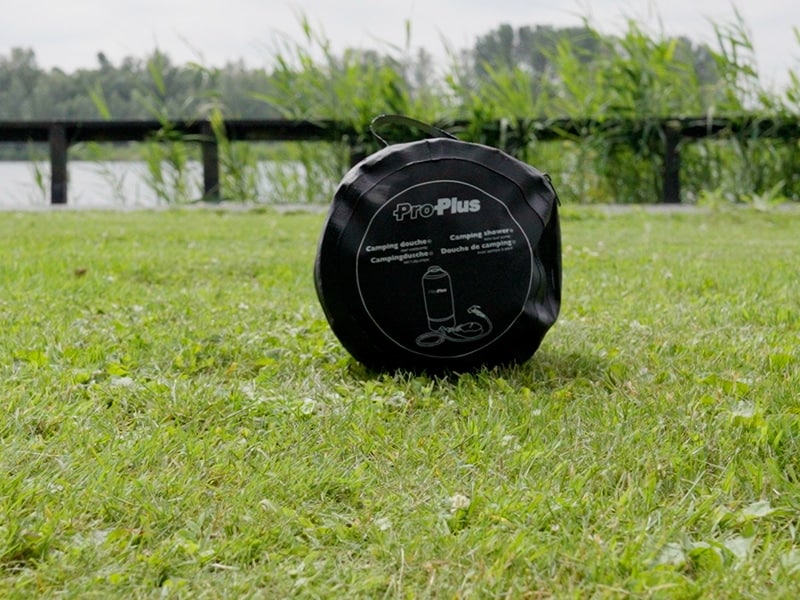 Kompakte Packmaße: das mobile Duschset mit Pumpsack