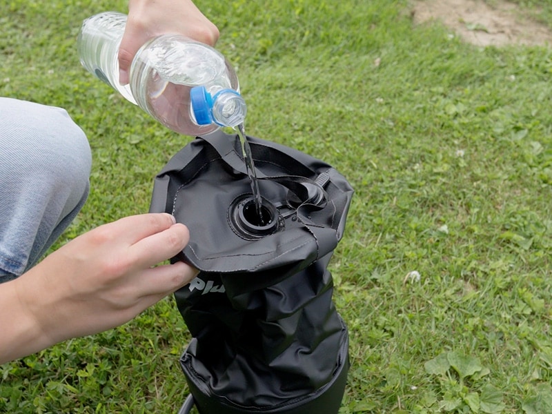 Der Wasserbeutel wird mit einer Wasserflasche gefüllt