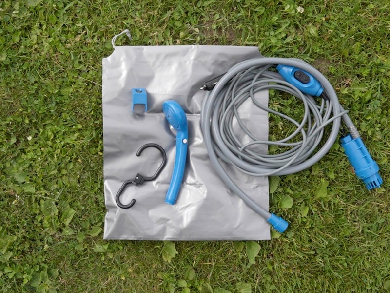 Aufbewahrungstasche mit Aufhanghaken, Duschkopf, und Pumpe