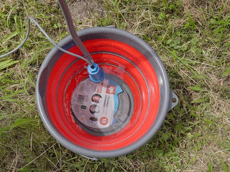elektrische Pumpe in einem mit Wassergefüllten Eimer