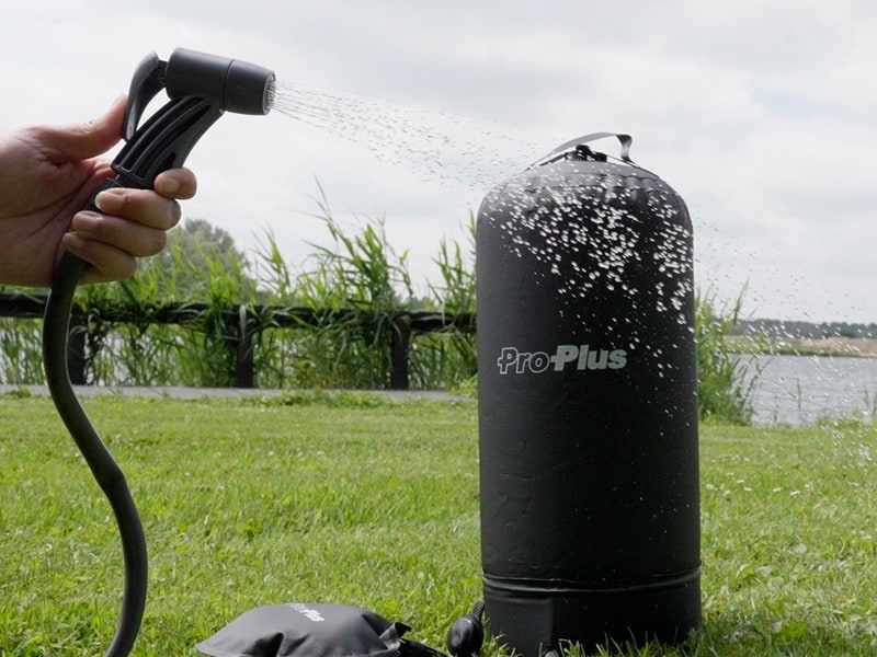 Aufgepumpter Wasserbeutel mit davor Wasserstrahl