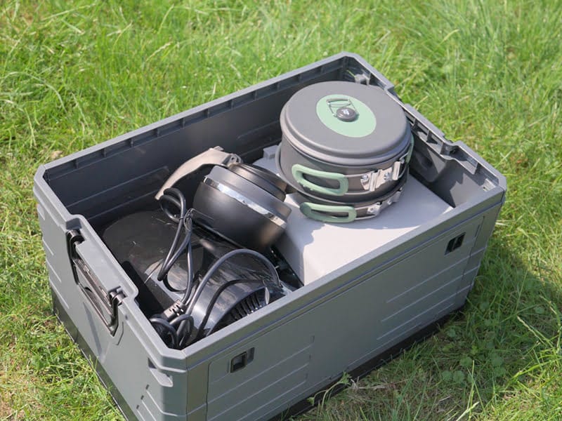 Aufbewahrungsbox, die mit allen faltbaren Gadgets gefüllt ist.