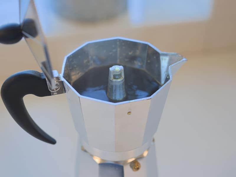Geöffneter Deckel des Perkolators, in den der fertige Kaffee fließt