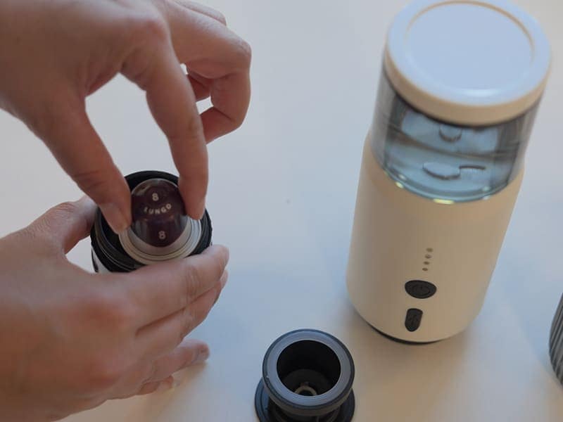 In die tragbare Espressomaschine wird eine Kapseln eingesetzt