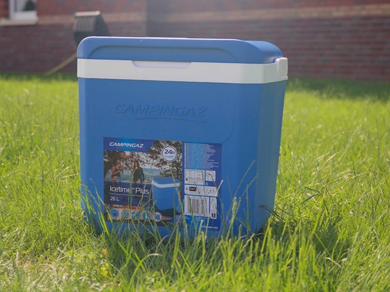 Die klassische blaue Kühlbox mit Kühlelementen