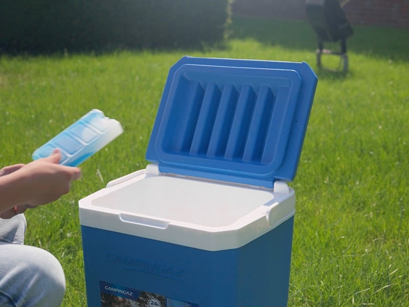 geöffnete blaue Kühlbox mit Kühlelementen