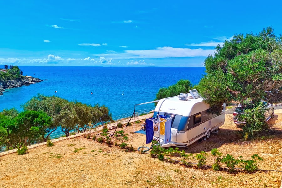 Wohnwagen auf einem Stellplatz am Meer