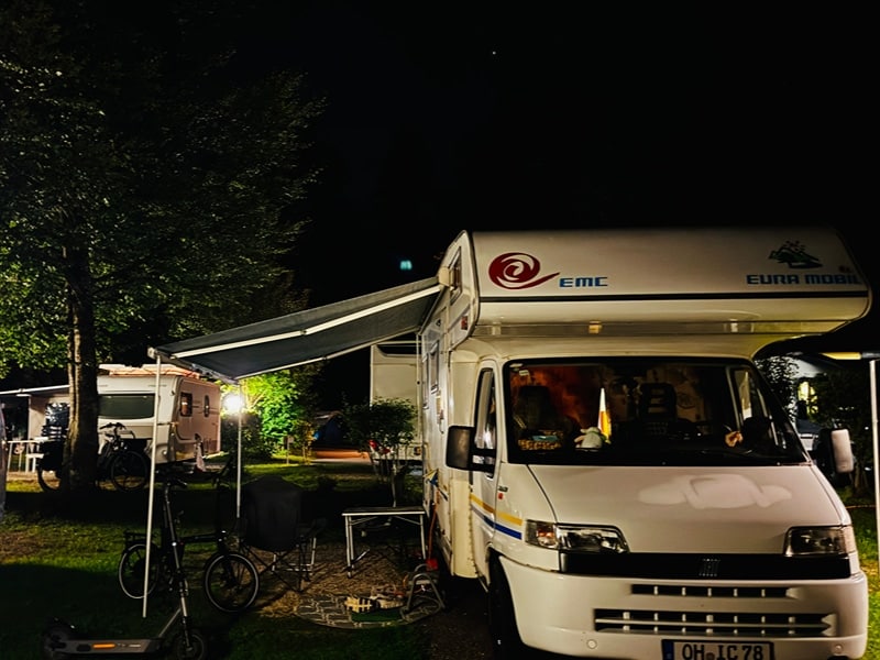 Campingplatz bei Nacht